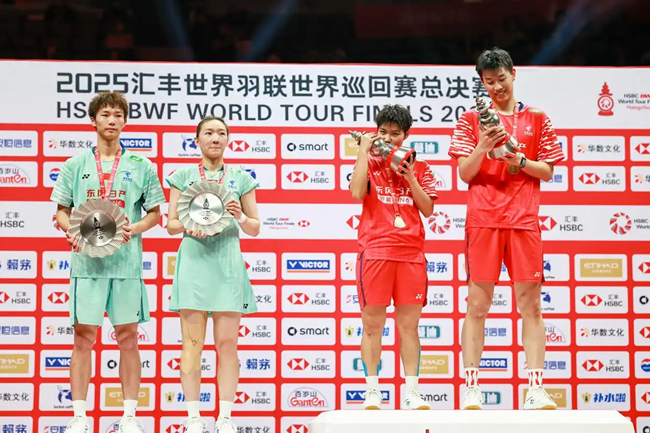 混双决赛后,冠军冯彦哲(右一)/黄东萍(右二)、亚军蒋振邦(左一)/魏雅欣在颁奖仪式上。新华社记者 江汉摄