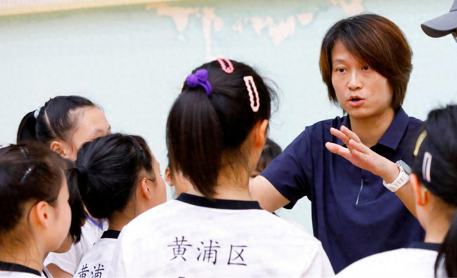 扎实做好“垫传扣”，黄浦这位体育人以排球育人践初心