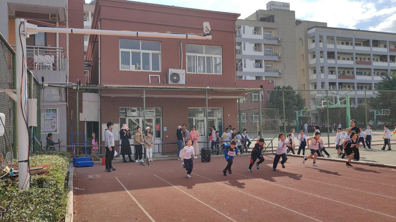 （图为运动会现场采用AI智慧操场进行100米跑测试）