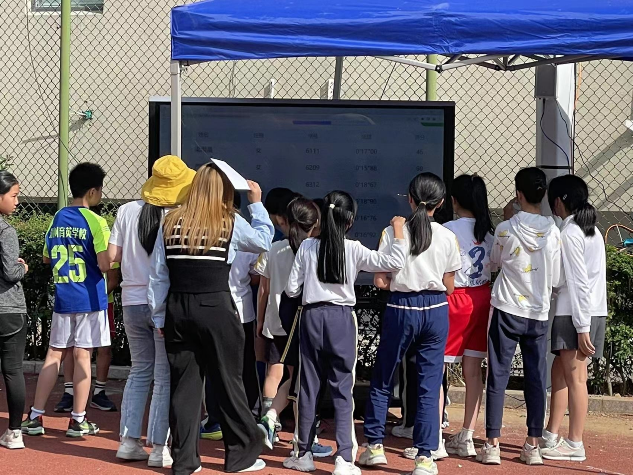 （AI智慧操场系统实时生成成绩报告）