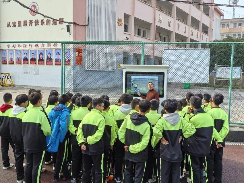 近日，谷城县石花镇第二初级中学引入智慧操场系统，智能科技助力校园体育教学革新。学校部署了跑步、