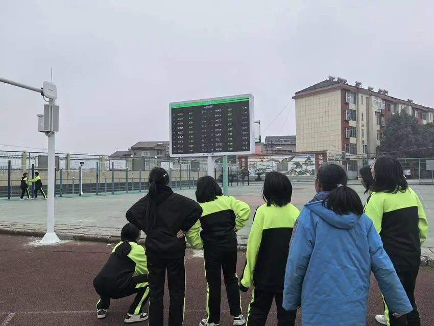 近日，谷城县石花镇第二初级中学引入智慧操场系统，智能科技助力校园体育教学革新。学校部署了跑步、
