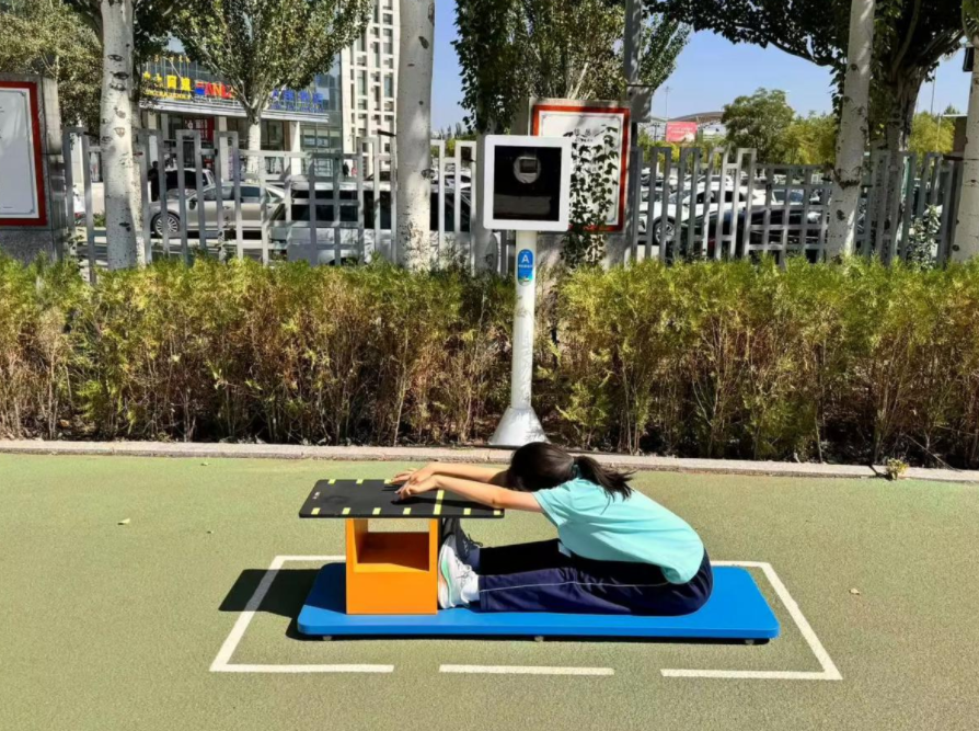 在鄂尔多斯康巴什区第一中学的运动场上，一场静默的教育革命正在上演。通过部署"AI智慧操场"系统，
