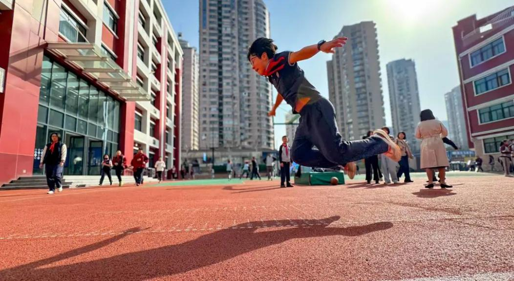 下课铃响，“AI智能操场”就进入了“自由练习模式”：立定跳远、跳绳、仰卧起坐、